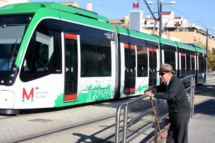 Un anciano observa el paso del metro.