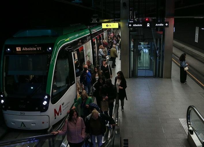 Viajeros en el Metro de Granada. 