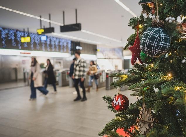 Adornos navideños en la estación de Recogidas. 