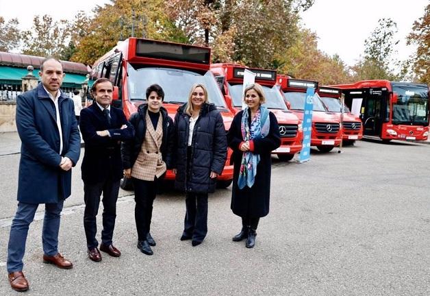 Presentación de los nuevos autobuses, con la atleta María Pérez (centro). 