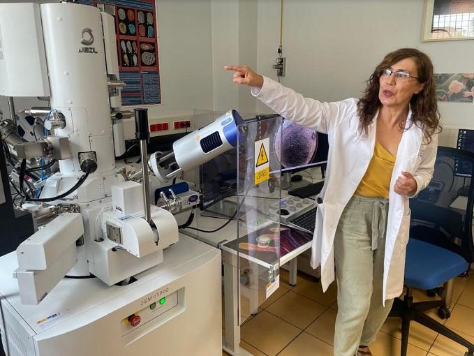 La investigadora Isabel Sánchez, junto al nuevo microscopio electrónico. 