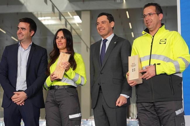 Moreno, con el director regional de Lidl y dos trabajadores de la plataforma inaugurada en Escúzar.