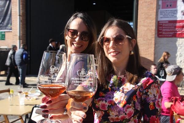 Visitantes en la feria del mosto de Gójar. 