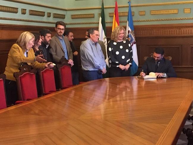 El consejero durante su visita al Ayuntamiento de Motril.