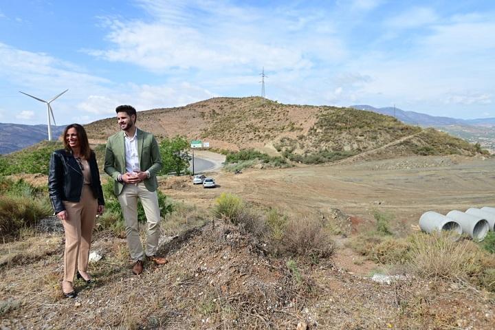 La consejera Rocío Díaz y el alcalde de Lanjarón, Eric Escobedo, en la zona por donde pasará la nueva carretera.