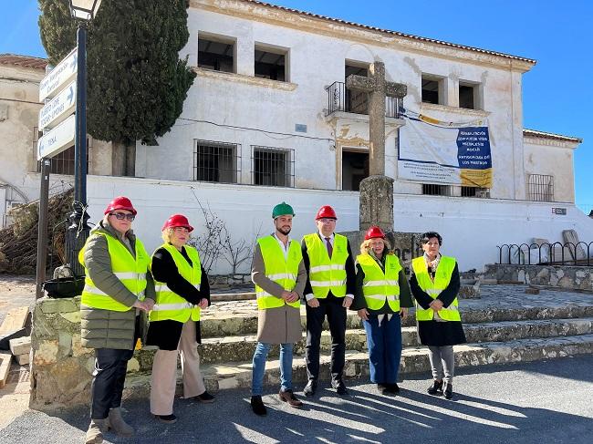 José Antonio Montilla, en la visita a Moclín, junto al alcalde y otros ediles de la corporación.