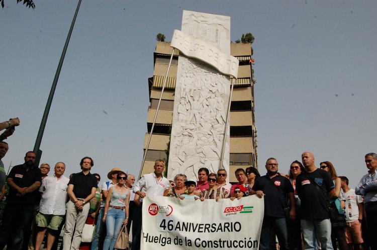 Un momento del homenaje junto al monumento en La Caleta.