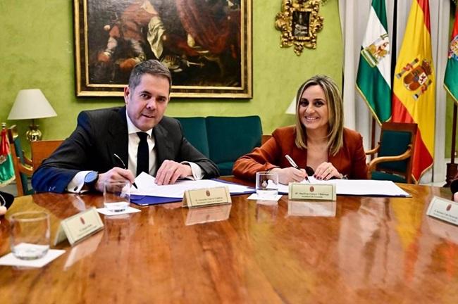 La alcaldesa y el presidente de la Cámara de Comercio acuerdan crear una oficina aceleradora de proyectos empresariales. 