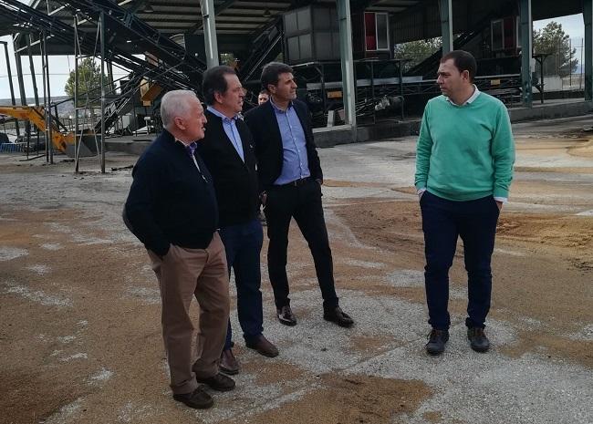 El delegado de Agricultura y el alcalde de Baza con los responsables de Olibaza.