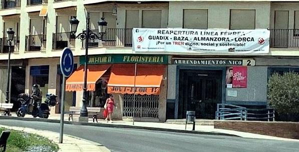 Pancarta reclamando la vuelta del tren.