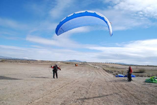 El vuelo en paramotor, afectado por la línea de evacuación eléctrica para las plantas renovables.