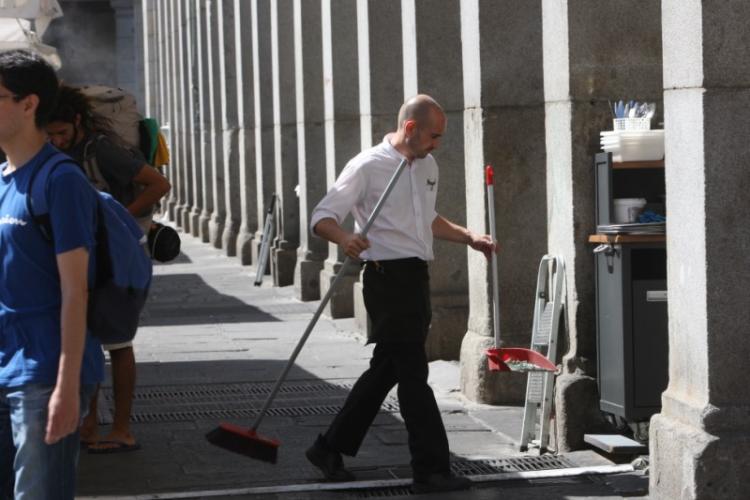 El paro en España ha bajado en 129.281 personas durante abril.