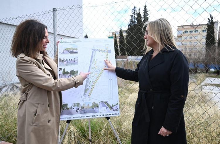 Rocío Díaz y Marifrán Carazo observan un plano de la promoción de viviendas. 