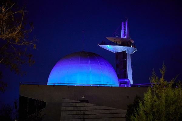 El Parque se ilumina de azul por las noches. 