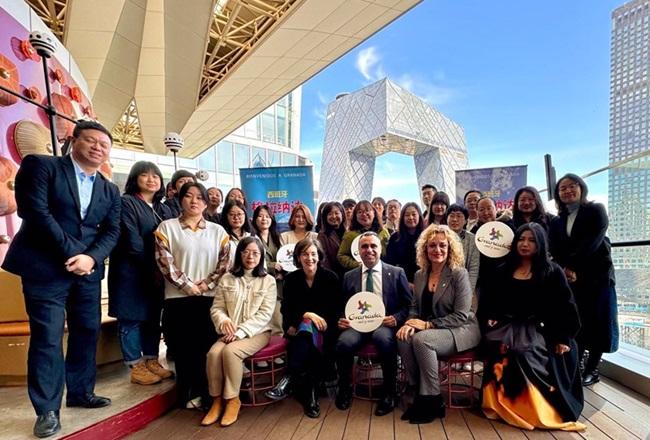 El presidente de la Diputación de Granada, Francis Rodríguez, en el centro en primer término, y la diputada provincial de Turismo, Marta Nievas, a su izquierda en la imagen, en la segunda jornada de la misión a China.