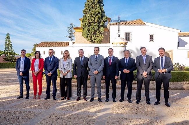 El consejero de Justicia, Administración Local y Función Pública, José Antonio Nieto (c), en la foto de familia antes de firmar el convenio del PFEA con, entre otros, el presidente de la Diputación de Granada, Francisco Rodríguez.