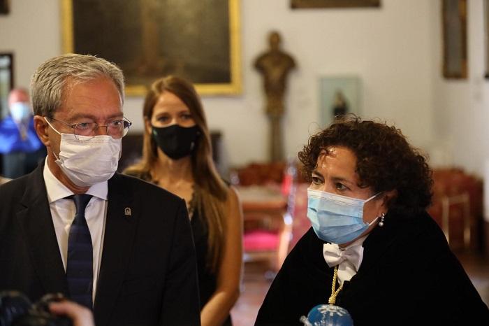 Pilar Aranda, junto al consejero Rogelio Velasco, atienden a los medios este sábado en el Hospital Real.