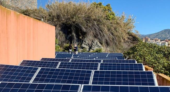 Placas solares en un edificio municipal. 