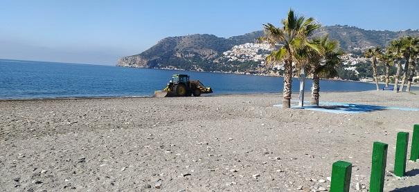 Maquinaria trabajando en la playa de La Herradura.