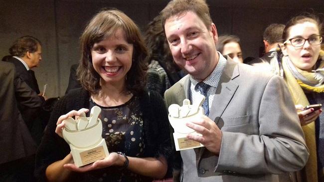 Olivia Pérez, con el premio, junto a otro de los galardonados.