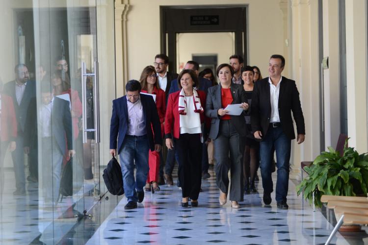 La consejera y delegada del gobierno junto al resto de delegados antes de la rueda de prensa.