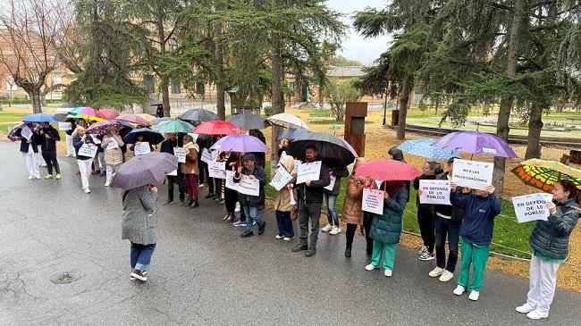 Protesta contra la privatización de los servicios de lavadero y costurero de los centros sociales de Diputación.