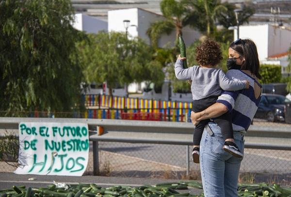 Detalle de la protesta que ha tenido lugar esta mañana en la Costa por la caída de precios de productos hortofrutícolas como el pepino.