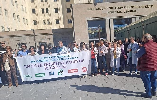 Concentración de protesta este martes en la puerta del hospital. 