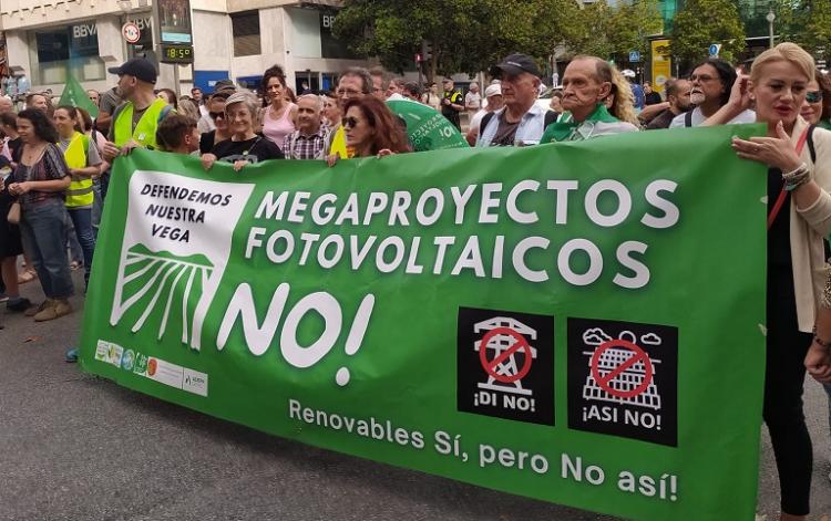 Pancarta en la manifestación del pasado 8 de junio contra las megaplantas fotovoltáicas. 