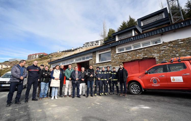 Bomberos de Granada con el presidente de la Diputación, los alcaldes de Monachil y Granada y resto de autoridades.