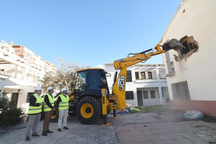 La maquinaria empieza la demolición del complejo Turismo Tropical. 