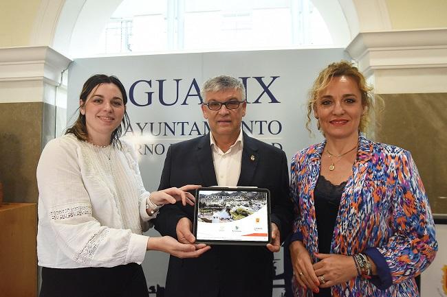 La diputada de Turismo con el alcalde y la concejala de Turismo de Guadix.