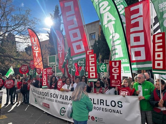 Concentración, este viernes, ante la Delegación Territorial de Salud y Consumo.