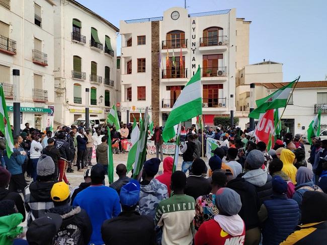 Concentración ante el Ayuntamiento de Albuñol.