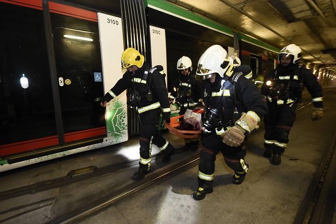 Evacuación de una persona en el simulacro.