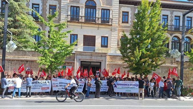 Manifestación frente a la sede de la Junta en Granada. 