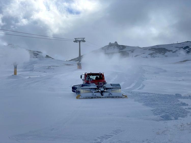 Máquinas trabajando, este miércoles, en la estación de Sierra Nevada. 