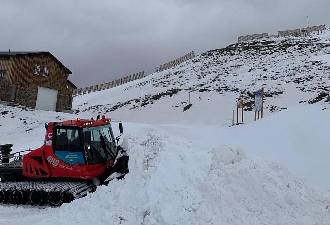 Movimientos de nieve en las partes altas del dominio esquiable en la estación de Sierra Nevada.