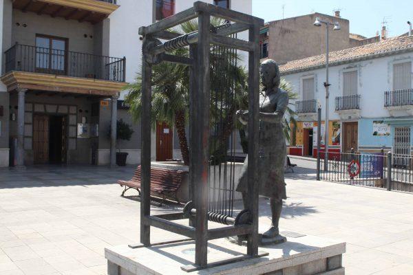 Escultura en homenaje a las mujeres de los telares, en La Zubia.