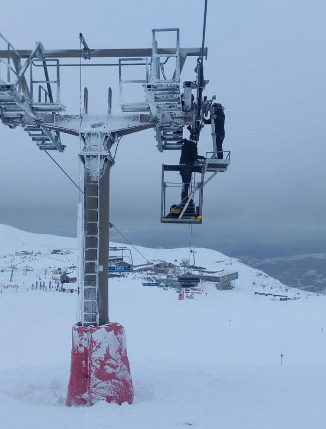 Operarios trabajando en el desbloqueo por hielo de un telesillas en Sierra Nevada. 