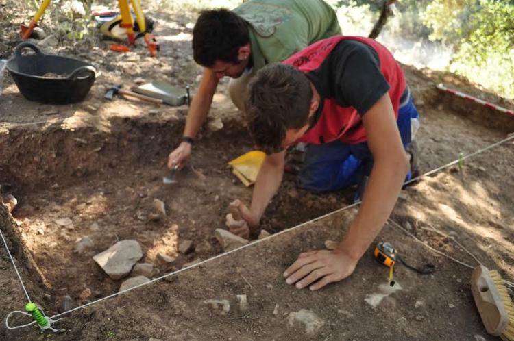 Proceso de excavación en la cantera de mármol dolomítico de Cortijo Cevico, en Loja.