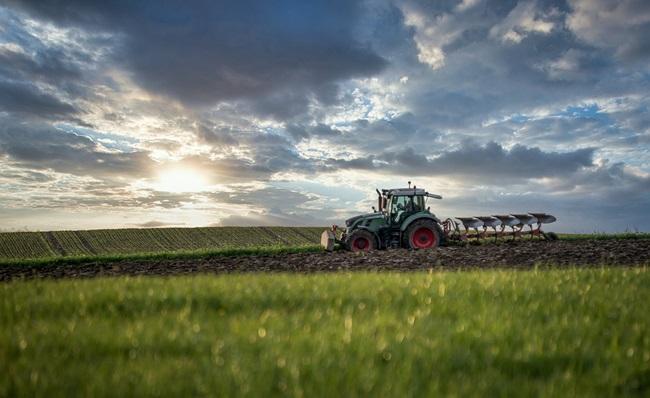 Un tractor en un campo de Granada.