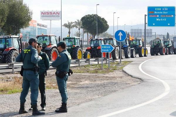 Agentes de la Guardia Civil en uno de los puntos de la Circunvalación.