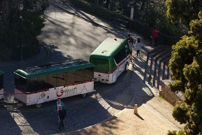 Tren turístico en el entorno de la Alhambra.