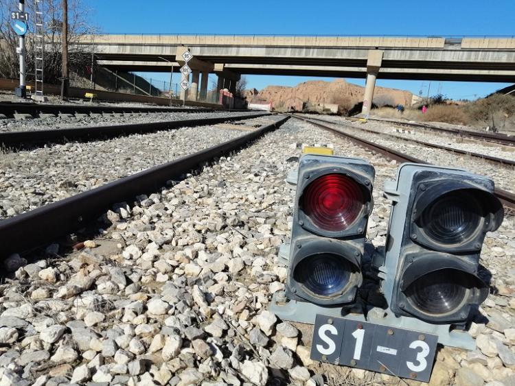 Línea de tren junto a la estación de Guadix. 