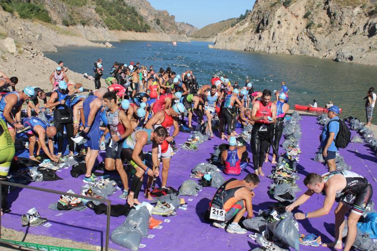 Transición hacia la bici tras la prueba de natación en el pantano de Canales.