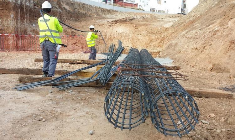 Trabajos de construcción de un paso subterráneo bajo las vías del tren en Loja. 