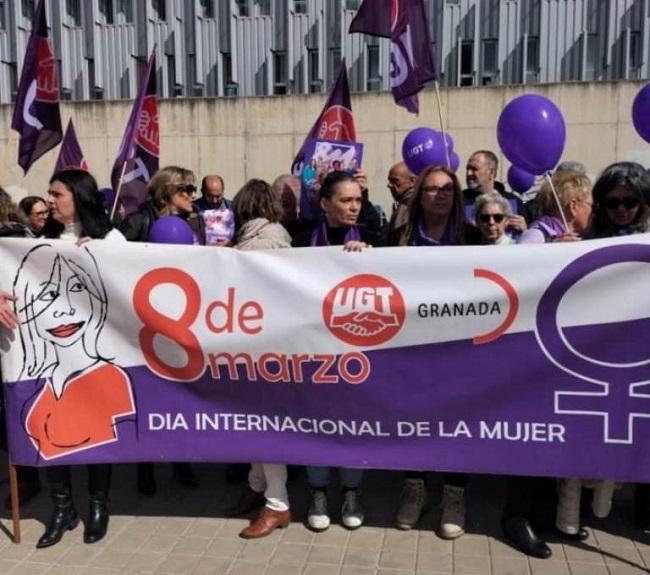 Detalle de la concentración, este viernes, a las puertas de la sede de UGT.