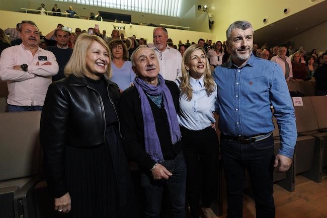 Óskar Matín, arropado por Yolanda Díaz y Pepe Álvarez.