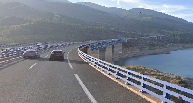 Viaducto sobre el embalse de Rules. 